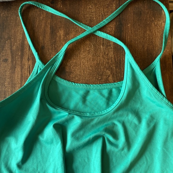 Fabletics green crisscross flowy tank size small - Picture 4 of 4